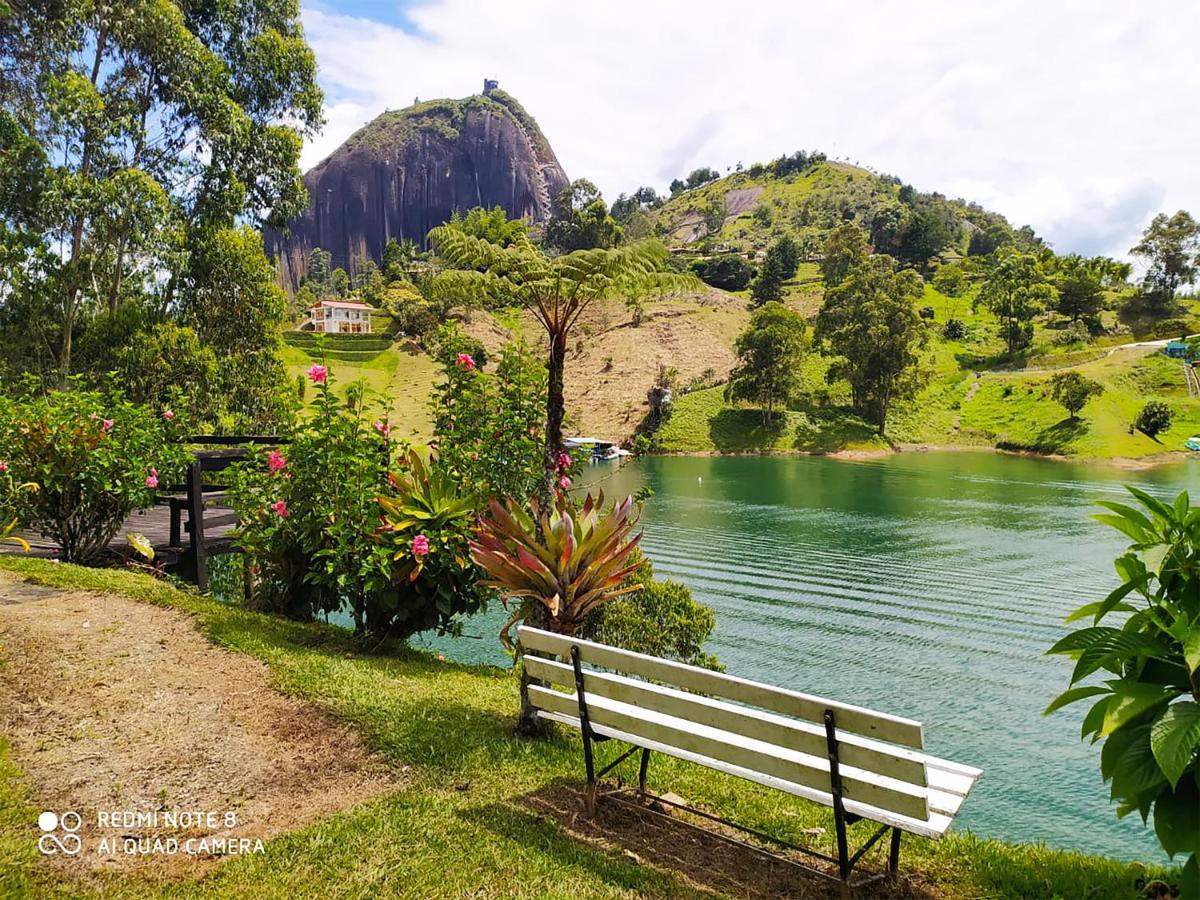 Ecolodge Bahia Del Penon Гуатапе Экстерьер фото