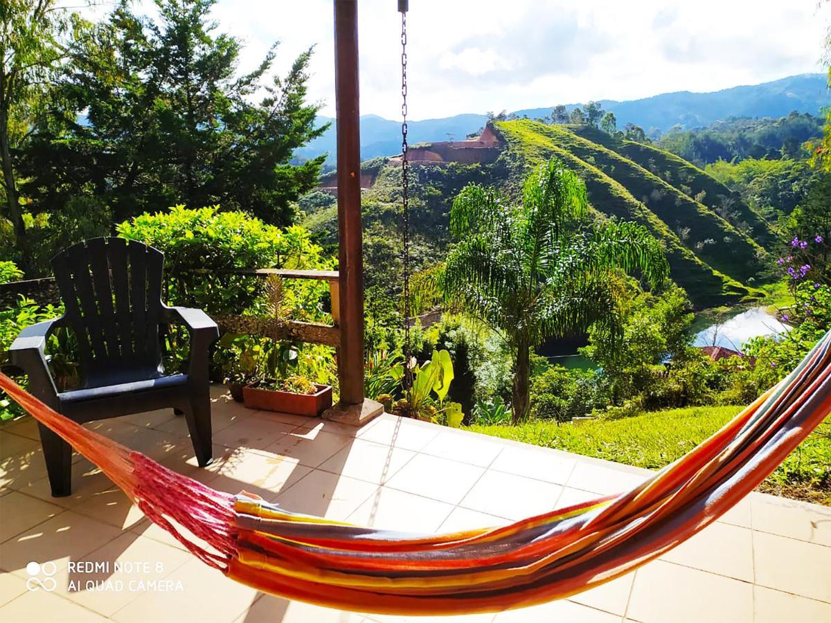 Ecolodge Bahia Del Penon Гуатапе Экстерьер фото