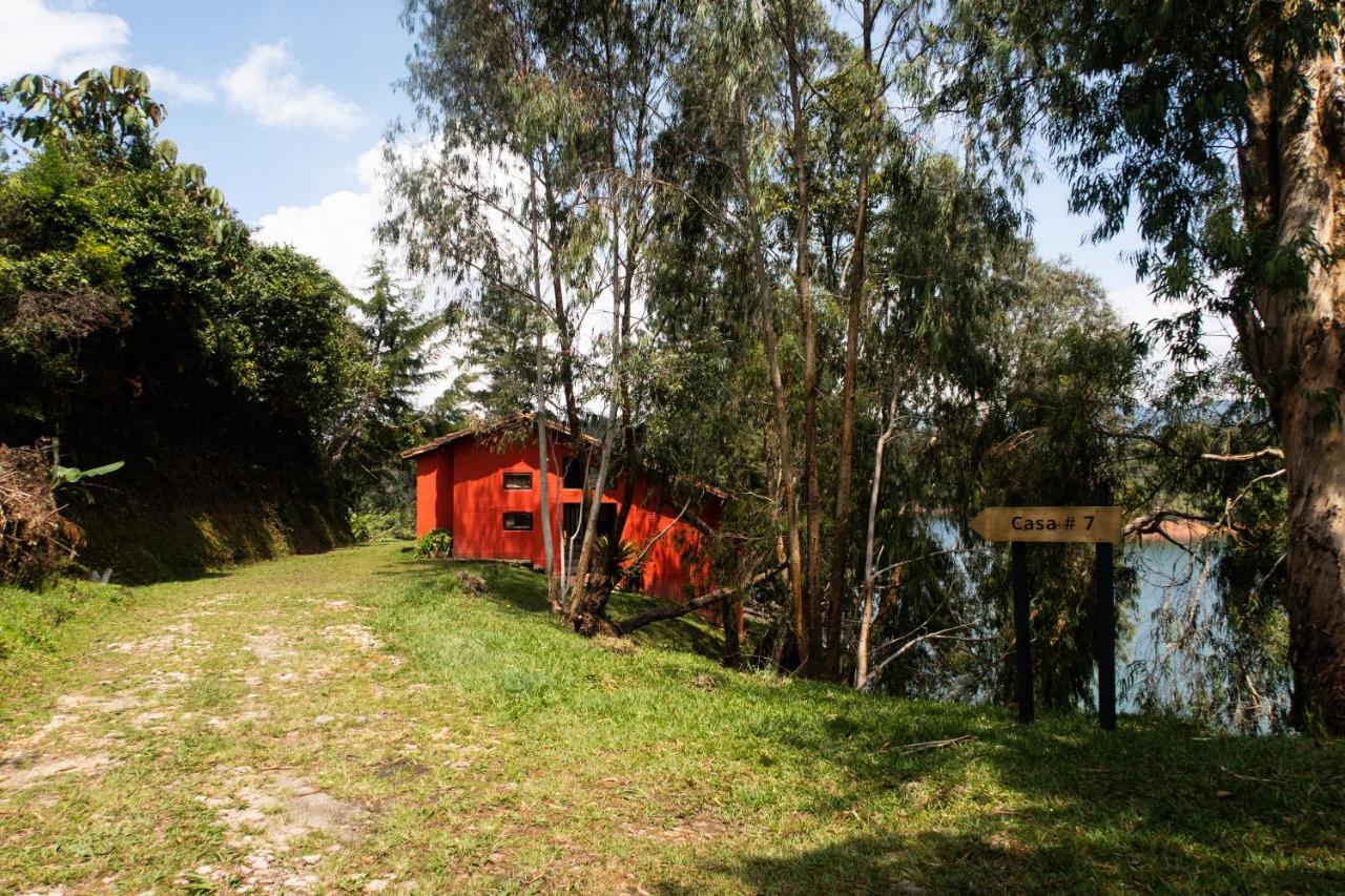 Ecolodge Bahia Del Penon Гуатапе Экстерьер фото